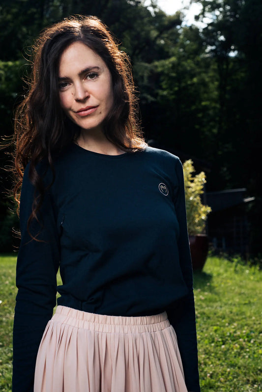 T-shirt de grossesse et allaitement avec manches longues, en coton bleu marine, de la marque LIMKY.
Un t-shirt maternité polyvalent qui accompagne les jeunes et futures mamans à chaque étape de la maternité : grossesse, allaitement, post-partum. Grâce aux soufflets et aux zips invisibles, le confort est optimal après l'accouchement, et l'accès au sein est facilité pour allaiter discrètement. Un vêtement de qualité, fabriqué au Portugal, avec une broderie au coeur.  Un cadeau de naissance pour baby shower.
