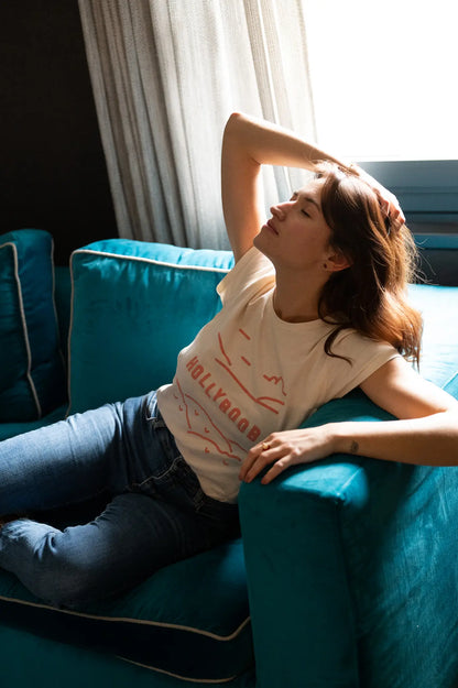 T-shirt d'allaitement beige LIMKY, en coton et fabriqué au Portugal.
Ce t-shirt printé rose "Hollyboob" est doté de grandes ouvertures avec zips solides, discrets et faciles à ouvrir d'une seule main pour nourrir bébé au sein rapidement, facilement et discrètement.
Un vêtement d'allaitement de qualité que les mamans auront plaisir à porter même après le post-partum. Une idée cadeau de naissance idéale à offrir pour une baby shower.