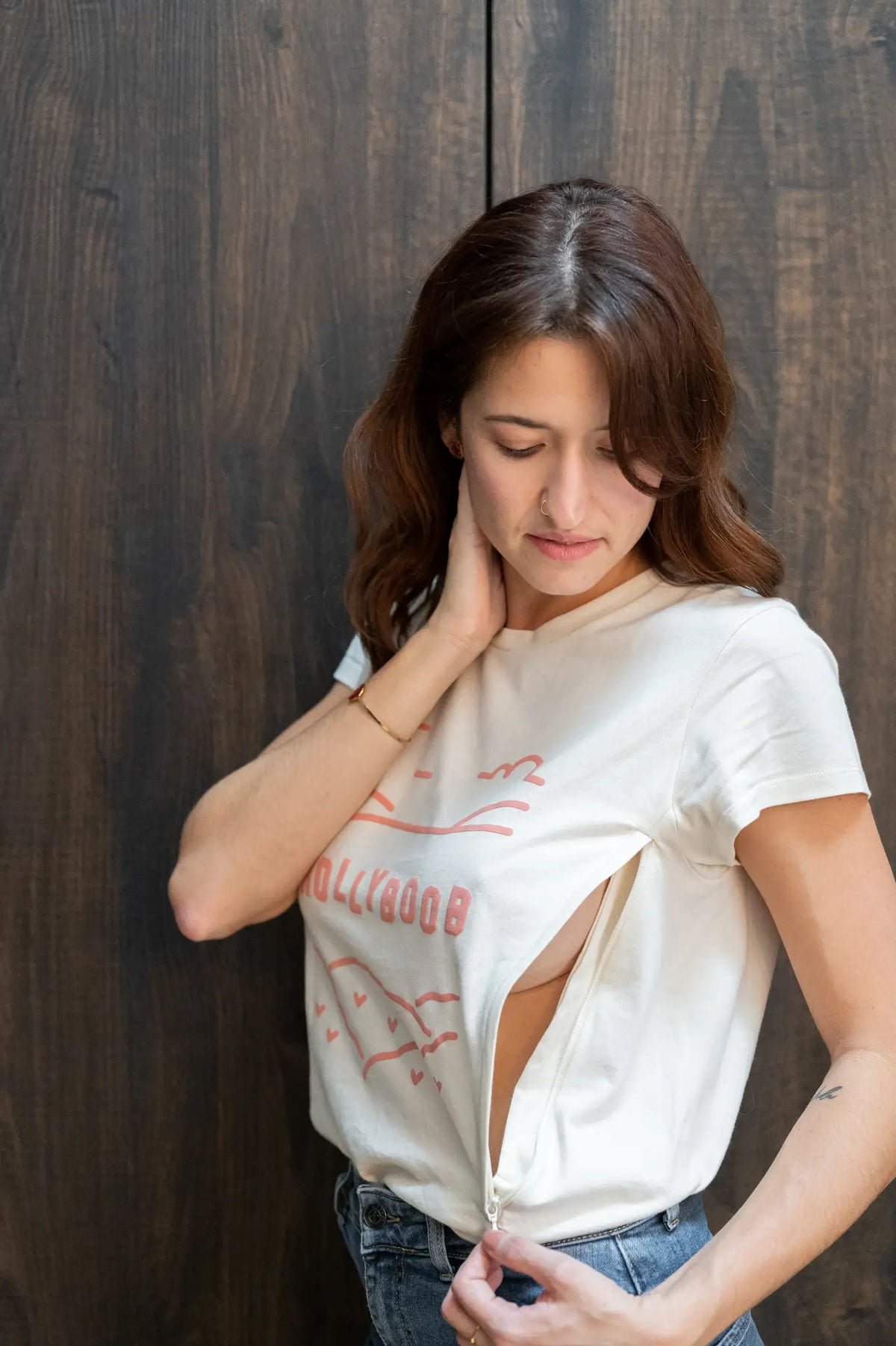 T-shirt d'allaitement beige LIMKY, en coton et fabriqué au Portugal.
Ce t-shirt printé rose "Hollyboob" est doté de grandes ouvertures avec zips solides, discrets et faciles à ouvrir d'une seule main pour nourrir bébé au sein rapidement, facilement et discrètement.
Un vêtement d'allaitement de qualité que les mamans auront plaisir à porter même après le post-partum. Une idée cadeau de naissance idéale à offrir pour une baby shower.