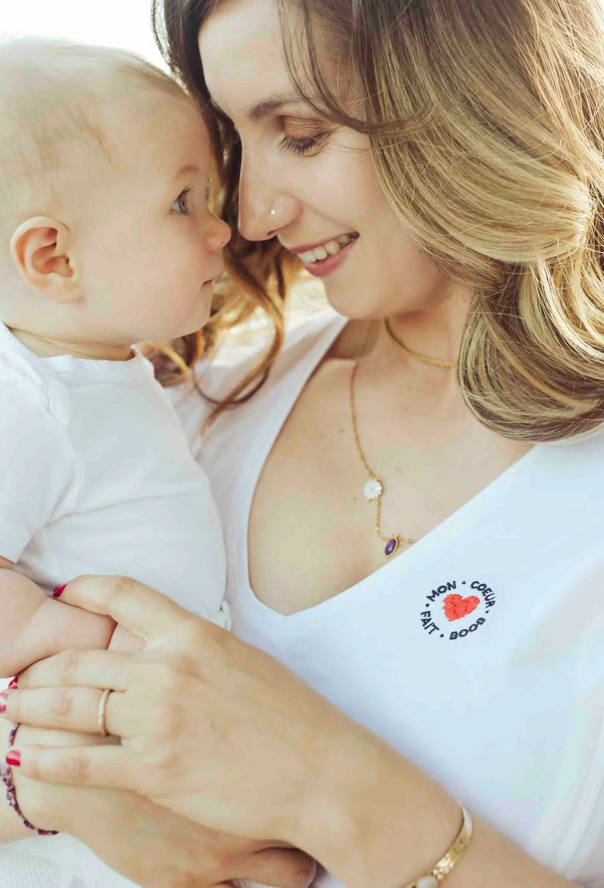 T-shirt d'allaitement en coton blanc de la marque LIMKY avec un décolleté col V.
Un t-shirt d'allaitement doté de zips solides, discrets, et faciles à ouvrir d'une seule main pour que les mamans puissent allaiter discrètement et facilement bébé. Le t-shirt d'allaitement possède une broderie au coeur "mon coeur fait boob". Fabriqué au Portugal et de qualité, c'est une idée de cadeau de naissance idéale lors du baby shower !
