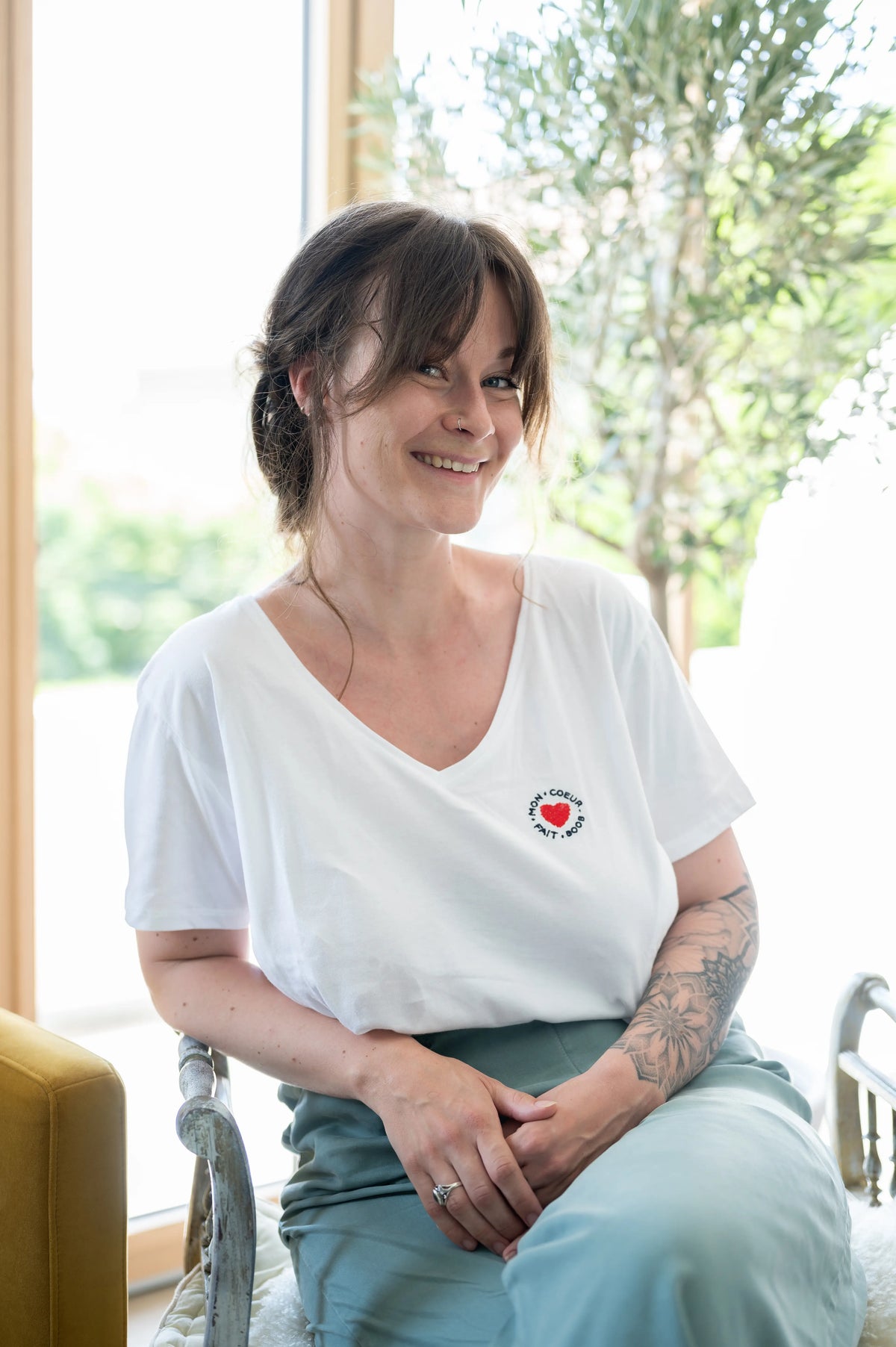 T-shirt d'allaitement en coton blanc de la marque LIMKY avec un décolleté col V.
Un t-shirt d'allaitement doté de zips solides, discrets, et faciles à ouvrir d'une seule main pour que les mamans puissent allaiter discrètement et facilement bébé. Le t-shirt d'allaitement possède une broderie au coeur "mon coeur fait boob". Fabriqué au Portugal et de qualité, c'est une idée de cadeau de naissance idéale lors du baby shower !