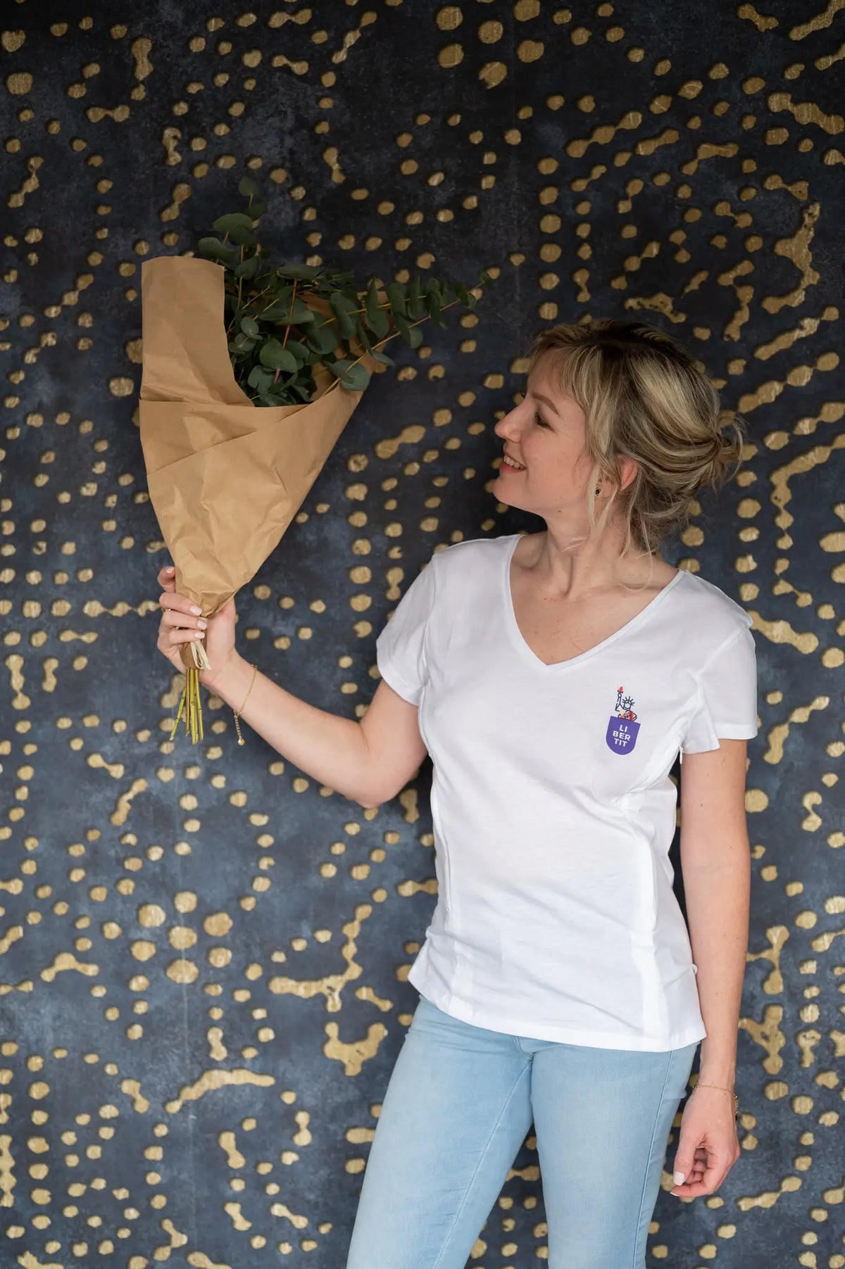 T-shirt d'allaitement en coton blanc de la marque LIMKY avec un décolleté col V.
Un t-shirt d'allaitement doté de zips solides, discrets, et faciles à ouvrir d'une seule main pour que les mamans puissent allaiter discrètement et facilement bébé. Le t-shirt d'allaitement possède un print au coeur "Libertit". Fabriqué au Portugal et de qualité, c'est une idée de cadeau de naissance idéale lors du baby shower !
