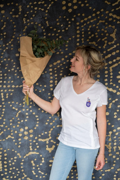 T-shirt d'allaitement en coton blanc de la marque LIMKY avec un décolleté col V.
Un t-shirt d'allaitement doté de zips solides, discrets, et faciles à ouvrir d'une seule main pour que les mamans puissent allaiter discrètement et facilement bébé. Le t-shirt d'allaitement possède un print au coeur "Libertit". Fabriqué au Portugal et de qualité, c'est une idée de cadeau de naissance idéale lors du baby shower !