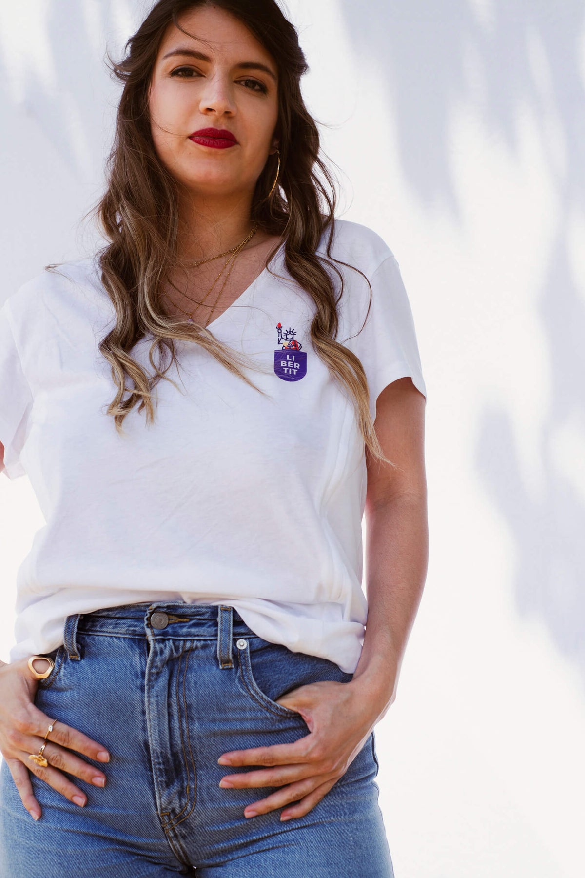 T-shirt d'allaitement en coton blanc de la marque LIMKY avec un décolleté col V.
Un t-shirt d'allaitement doté de zips solides, discrets, et faciles à ouvrir d'une seule main pour que les mamans puissent allaiter discrètement et facilement bébé. Le t-shirt d'allaitement possède un print au coeur "Libertit". Fabriqué au Portugal et de qualité, c'est une idée de cadeau de naissance idéale lors du baby shower !