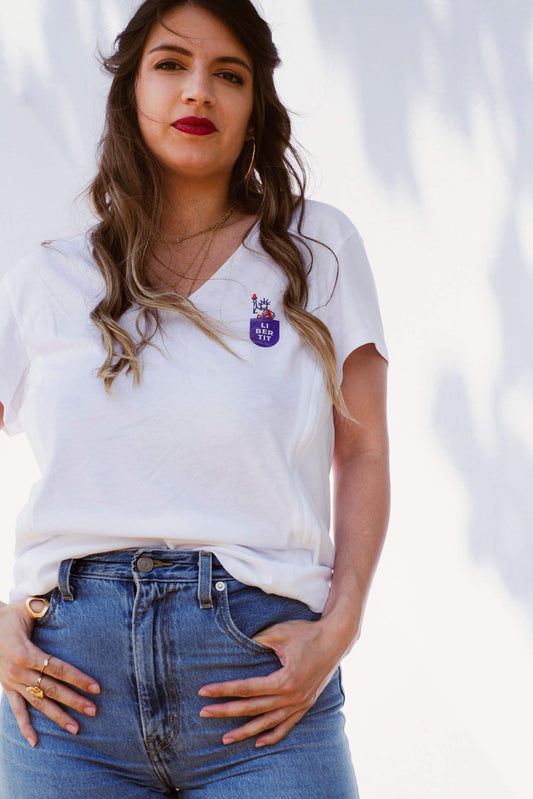 T-shirt d'allaitement en coton blanc de la marque LIMKY avec un décolleté col V.
Un t-shirt d'allaitement doté de zips solides, discrets, et faciles à ouvrir d'une seule main pour que les mamans puissent allaiter discrètement et facilement bébé. Le t-shirt d'allaitement possède un print au coeur "Libertit". Fabriqué au Portugal et de qualité, c'est une idée de cadeau de naissance idéale lors du baby shower !