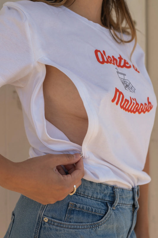 T-shirt d'allaitement blanc LIMKY "Alerte à Maliboob" en coton.
 Ce t-shirt au col rond est 100% coton et est fabriqué au Portugal.
Cet t-shirt maternité spécialement conçu pour faciliter l'allaitement, possède des longs zips solides et faciles à ouvrir d'une seule main pour nourir bébé au sein discrètement.
Un t-shirt original, tendance et de qualité que les mamans auront plaisir à porter même après le post-partum. Une idée cadeau de naissance idéale à offrir pour une baby shower.