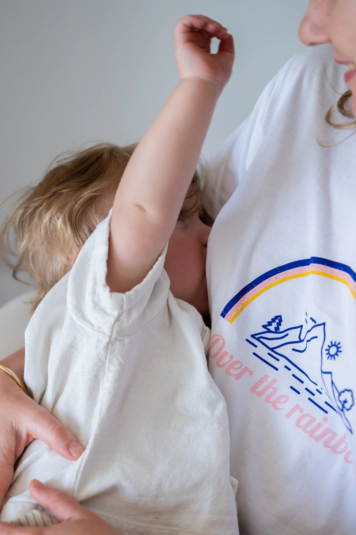 T-shirt d'allaitement blanc LIMKY avec des zips pour allaiter discrètement et facilement.
Les seuls ouvertures allaitement zippées faciles à ouvrir d'une seule main.
Ce t-shirt 100% coton et fabriqué au Portugal présente un design d'arc-en-ciel "over the rainbow" pour les amoureux des montagnes et du lac.
Une coupe flatteuse et confortable qui fera une super idée cadeau de naissaance lors d'une baby shower !