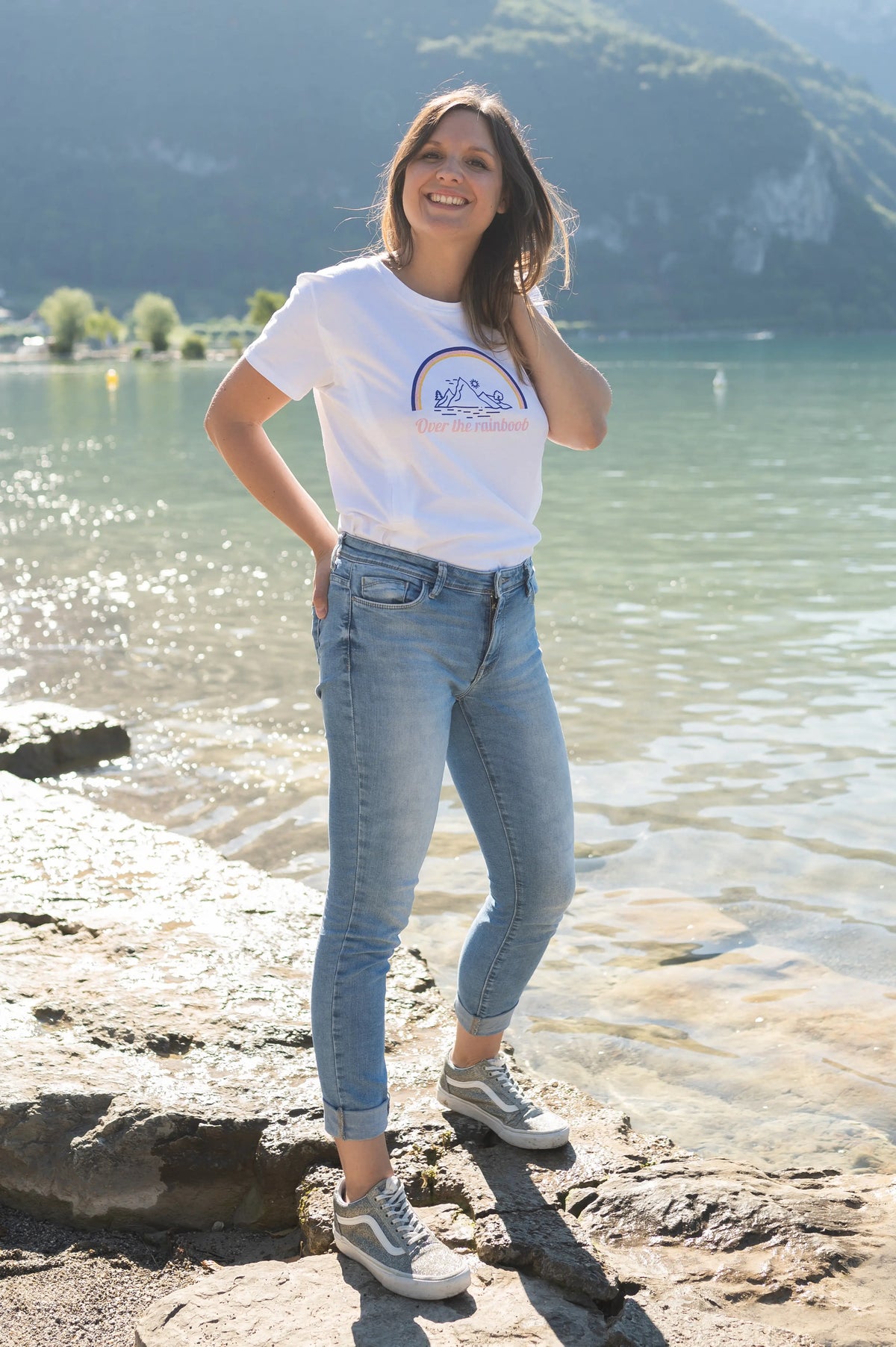 T-shirt d'allaitement blanc LIMKY avec des zips pour allaiter discrètement et facilement.
Les seuls ouvertures allaitement zippées faciles à ouvrir d'une seule main.
Ce t-shirt 100% coton et fabriqué au Portugal présente un design d'arc-en-ciel "over the rainbow" pour les amoureux des montagnes et du lac.
Une coupe flatteuse et confortable qui fera une super idée cadeau de naissaance lors d'une baby shower !