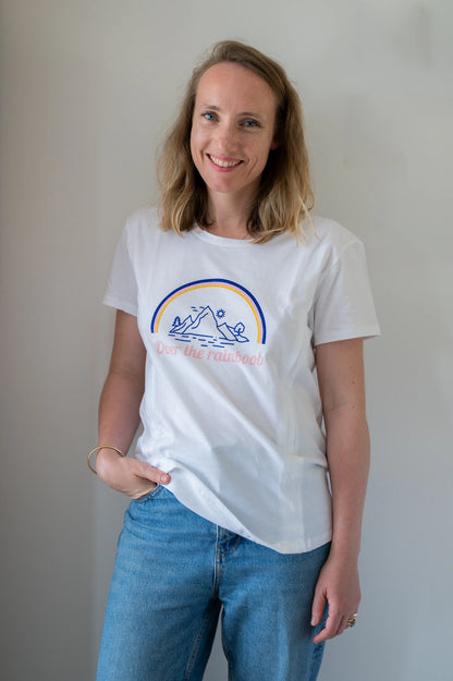 T-shirt d'allaitement blanc LIMKY avec des zips pour allaiter discrètement et facilement.
Les seuls ouvertures allaitement zippées faciles à ouvrir d'une seule main.
Ce t-shirt 100% coton et fabriqué au Portugal présente un design d'arc-en-ciel "over the rainbow" pour les amoureux des montagnes et du lac.
Une coupe flatteuse et confortable qui fera une super idée cadeau de naissaance lors d'une baby shower !