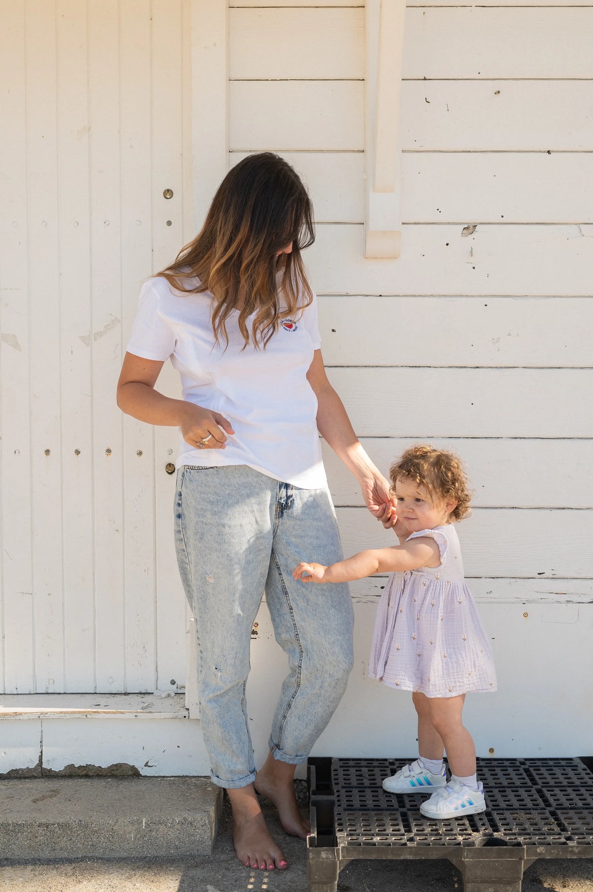 T-shirt d'allaitement en coton blanc de la marque LIMKY avec un décolleté col V.
Un t-shirt d'allaitement doté de zips solides, discrets, et faciles à ouvrir d'une seule main pour que les mamans puissent allaiter discrètement et facilement bébé. Le t-shirt d'allaitement possède une broderie au coeur "mon coeur fait boob". Fabriqué au Portugal et de qualité, c'est une idée de cadeau de naissance idéale lors du baby shower !