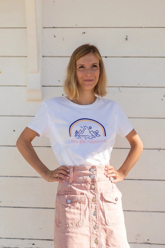 T-shirt d'allaitement blanc LIMKY avec des zips pour allaiter discrètement et facilement.
Les seuls ouvertures allaitement zippées faciles à ouvrir d'une seule main.
Ce t-shirt 100% coton et fabriqué au Portugal présente un design d'arc-en-ciel "over the rainbow" pour les amoureux des montagnes et du lac.
Une coupe flatteuse et confortable qui fera une super idée cadeau de naissaance lors d'une baby shower !