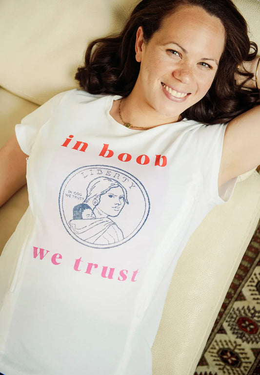 T-shirt d'allaitement en coton blanc de la marque LIMKY.
Un t-shirt d'allaitement doté de zips solides, discrets, et faciles à ouvrir d'une seule main pour que les mamans puissent allaiter discrètement et facilement bébé. Elle possède une broderie un print coloré "in boob we trust". Fabriqué au Portugal e de qualité, c'est une idée de cadeau de naissance idéale lors du baby shower !