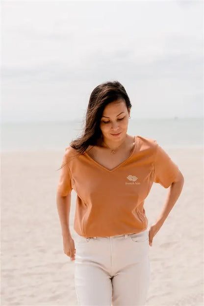 T-shirt Allaitement de couleur marron de la marque LIMKY. Le t-shirt possède des zips solides et discrets faciles à ouvrir d'une main. Pour un look maternité tendance et féminin le t-shirt possèdes une broderie au coeur "French Kiss" ainsi qu'un décolleté col V avec de la fine dentelle ainsi qu'un décolleté V dans le dos pour un effet dos nu. 
