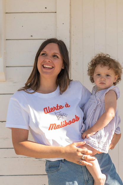 T-shirt d'allaitement en coton blanc LIMKY "Alerte à Maliboob".
 Ce t-shirt au col rond est 100% coton et est fabriqué au Portugal.
Cet t-shirt maternité spécialement conçu pour faciliter l'allaitement, possède des longs zips solides et faciles à ouvrir d'une seule main pour nourir bébé au sein discrètement.
Un t-shirt original, tendance et de qualité que les mamans auront plaisir à porter même après le post-partum. Une idée cadeau de naissance idéale à offrir pour une baby shower.