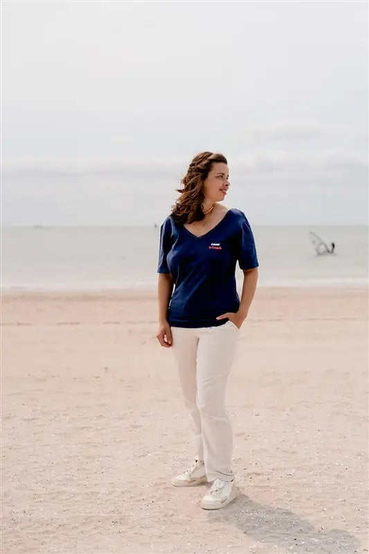 T-shirt d'allaitement LIMKY en coton, avec une encolure en décolleté col V avec de la fine dentelle. Ce t-shirt d'allaitement propose des glissières avec des zips pour allaiter facilement et discrètement bébé. Le t-shirt possède également une jolie broderie au coeur "Amour is French".