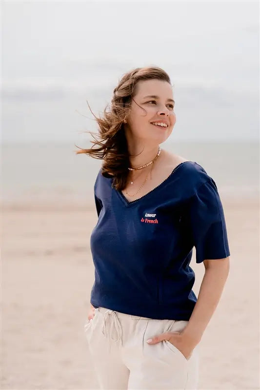 T-shirt d'allaitement LIMKY en coton, avec une encolure en décolleté col V avec de la fine dentelle. Ce t-shirt d'allaitement propose des glissières avec des zips pour allaiter facilement et discrètement bébé. Le t-shirt possède également une jolie broderie au coeur "Amour is French".