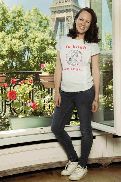 T-shirt d'allaitement en coton blanc de la marque LIMKY.
Un t-shirt d'allaitement doté de zips solides, discrets, et faciles à ouvrir d'une seule main pour que les mamans puissent allaiter discrètement et facilement bébé. Elle possède une broderie un print coloré "in boob we trust". Fabriqué au Portugal e de qualité, c'est une idée de cadeau de naissance idéale lors du baby shower !