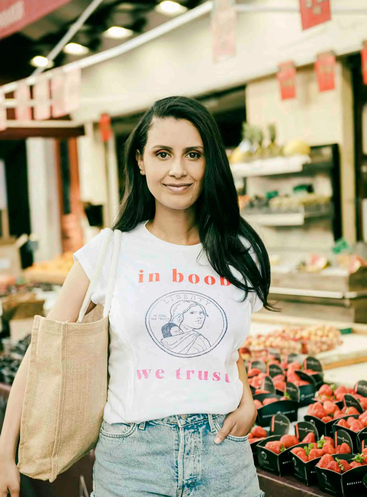 T-shirt d'allaitement en coton blanc de la marque LIMKY.
Un t-shirt d'allaitement doté de zips solides, discrets, et faciles à ouvrir d'une seule main pour que les mamans puissent allaiter discrètement et facilement bébé. Elle possède une broderie un print coloré "in boob we trust". Fabriqué au Portugal e de qualité, c'est une idée de cadeau de naissance idéale lors du baby shower !