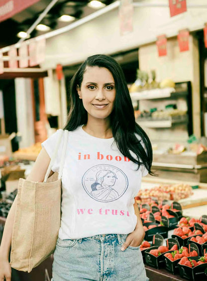 T-shirt d'allaitement en coton blanc de la marque LIMKY.
Un t-shirt d'allaitement doté de zips solides, discrets, et faciles à ouvrir d'une seule main pour que les mamans puissent allaiter discrètement et facilement bébé. Elle possède une broderie un print coloré "in boob we trust". Fabriqué au Portugal e de qualité, c'est une idée de cadeau de naissance idéale lors du baby shower !