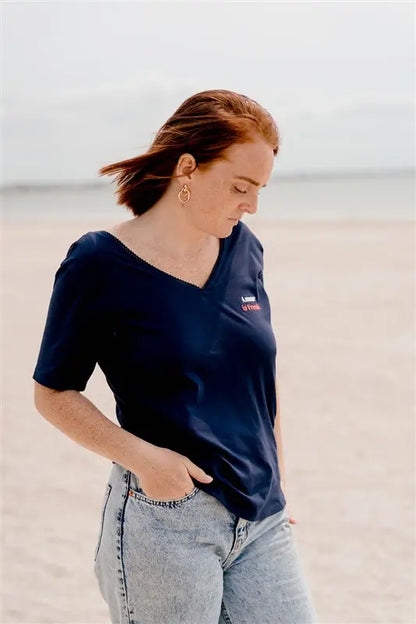 T-shirt d'allaitement LIMKY en coton, avec une encolure en décolleté col V avec de la fine dentelle. Ce t-shirt d'allaitement propose des glissières avec des zips pour allaiter facilement et discrètement bébé. Le t-shirt possède également une jolie broderie au coeur "Amour is French".