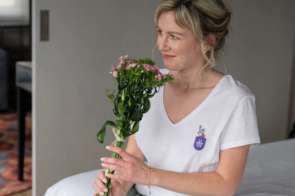 T-shirt d'allaitement en coton blanc de la marque LIMKY avec un décolleté col V.
Un t-shirt d'allaitement doté de zips solides, discrets, et faciles à ouvrir d'une seule main pour que les mamans puissent allaiter discrètement et facilement bébé. Le t-shirt d'allaitement possède un print au coeur "Libertit". Fabriqué au Portugal et de qualité, c'est une idée de cadeau de naissance idéale lors du baby shower !