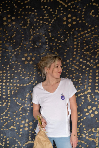 T-shirt d'allaitement en coton blanc de la marque LIMKY avec un décolleté col V.
Un t-shirt d'allaitement doté de zips solides, discrets, et faciles à ouvrir d'une seule main pour que les mamans puissent allaiter discrètement et facilement bébé. Le t-shirt d'allaitement possède un print au coeur "Libertit". Fabriqué au Portugal et de qualité, c'est une idée de cadeau de naissance idéale lors du baby shower !