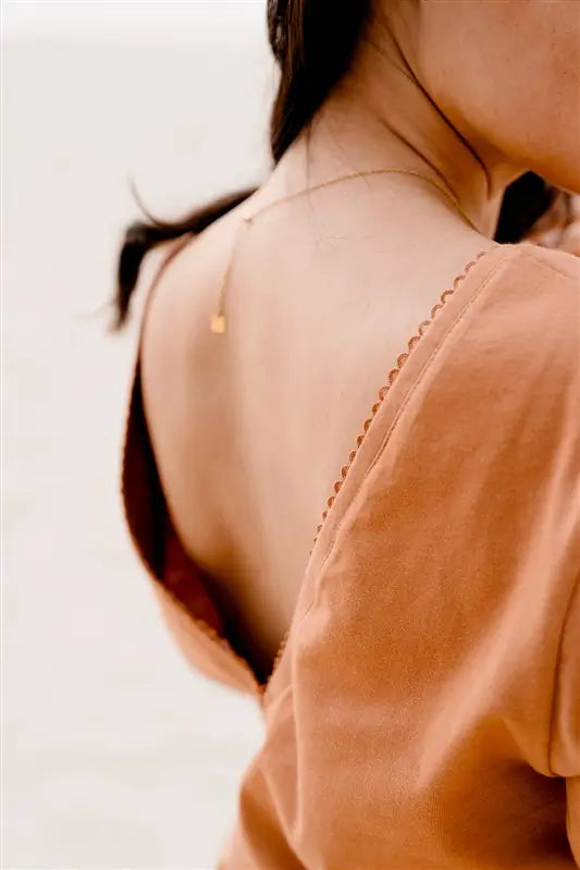 T-shirt Allaitement de couleur marron de la marque LIMKY. Le t-shirt possède des zips solides et discrets faciles à ouvrir d'une main. Pour un look maternité tendance et féminin le t-shirt possèdes une broderie au coeur 
