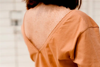 T-shirt Allaitement de couleur marron de la marque LIMKY. Le t-shirt possède des zips solides et discrets faciles à ouvrir d'une main. Pour un look maternité tendance et féminin le t-shirt possèdes une broderie au coeur "French Kiss" ainsi qu'un décolleté col V avec de la fine dentelle ainsi qu'un décolleté V dans le dos pour un effet dos nu. 