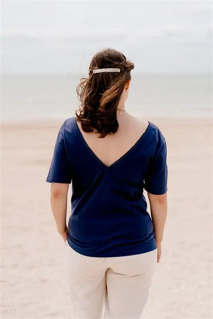 T-shirt d'allaitement LIMKY en coton et dos nu, avec une encolure en décolleté col V avec de la fine dentelle. Ce t-shirt d'allaitement propose des glissières avec des zips pour allaiter facilement et discrètement bébé. Le t-shirt possède également une jolie broderie au coeur "Amour is French".