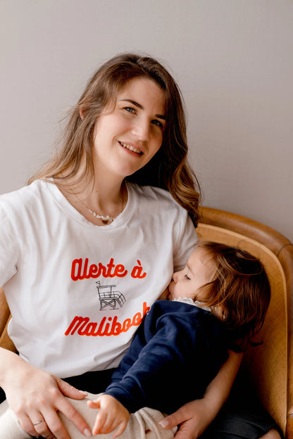 T-shirt d'allaitement blanc LIMKY "Alerte à Maliboob" en coton.
 Ce t-shirt au col rond est 100% coton et est fabriqué au Portugal.
Cet t-shirt maternité spécialement conçu pour faciliter l'allaitement, possède des longs zips solides et faciles à ouvrir d'une seule main pour nourir bébé au sein discrètement.
Un t-shirt original, tendance et de qualité que les mamans auront plaisir à porter même après le post-partum. Une idée cadeau de naissance idéale à offrir pour une baby shower.