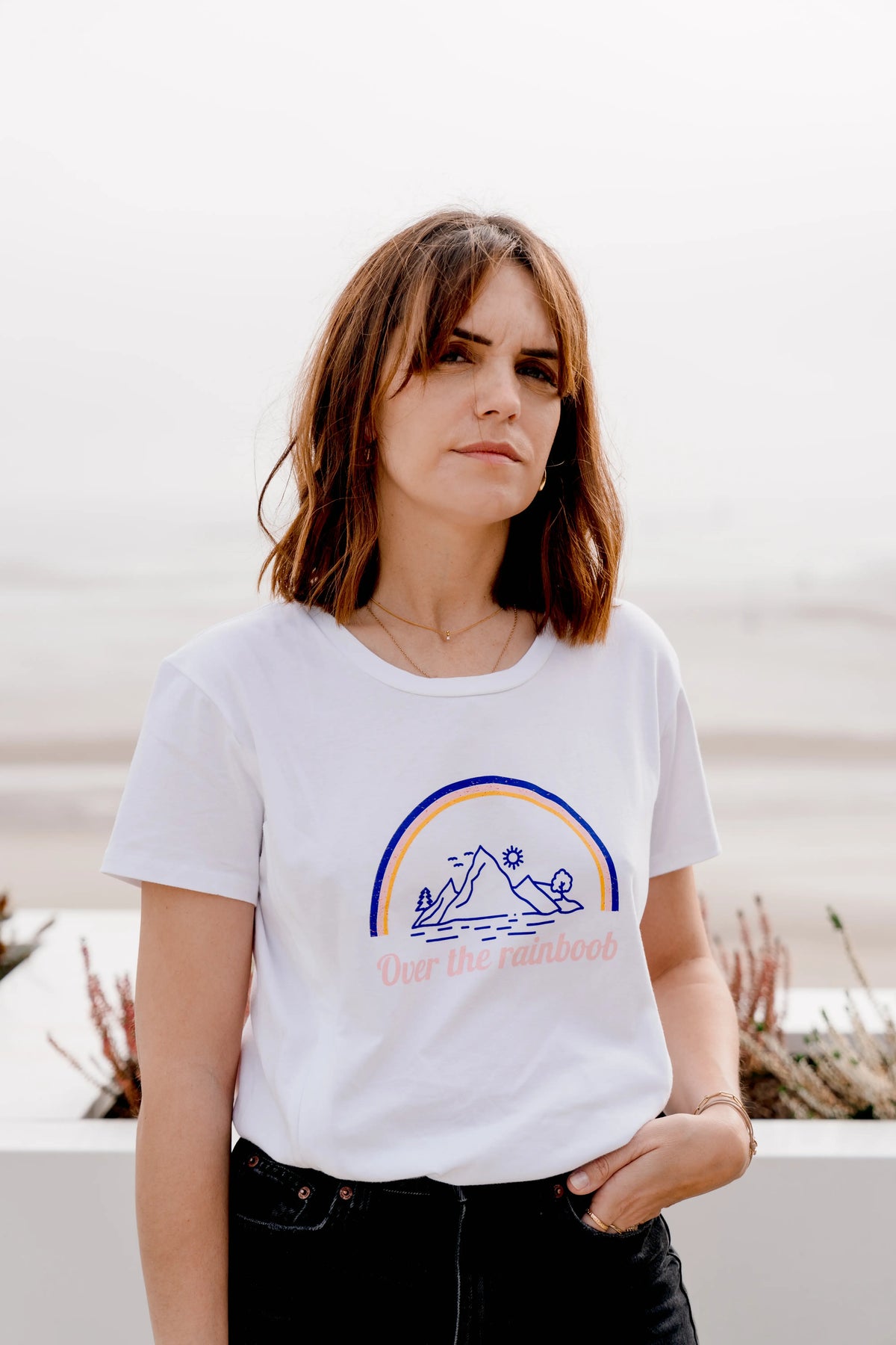 T-shirt d'allaitement blanc LIMKY avec des zips pour allaiter discrètement et facilement.
Les seuls ouvertures allaitement zippées faciles à ouvrir d'une seule main.
Ce t-shirt 100% coton et fabriqué au Portugal présente un design d'arc-en-ciel "over the rainbow" pour les amoureux des montagnes et du lac.
Une coupe flatteuse et confortable qui fera une super idée cadeau de naissaance lors d'une baby shower !