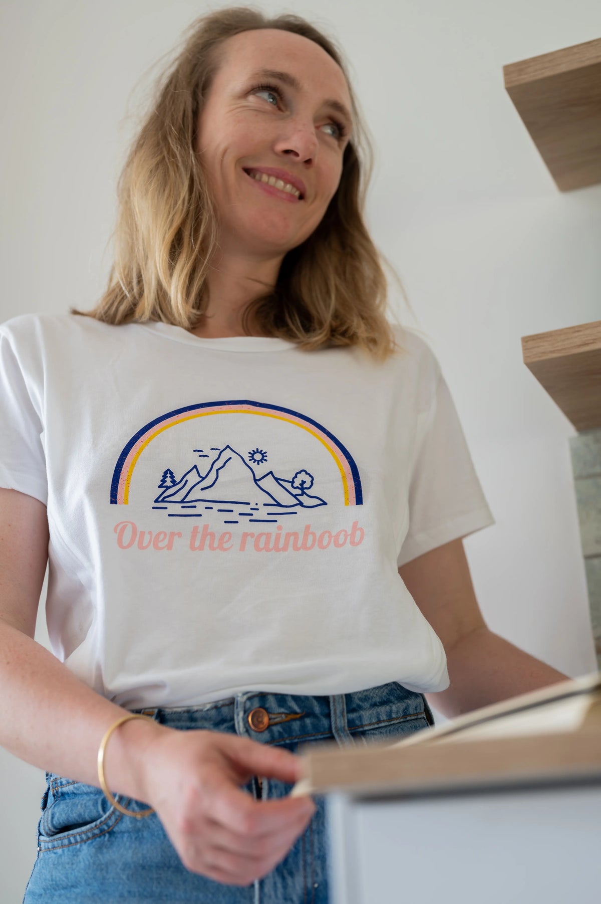 T-shirt d'allaitement blanc LIMKY avec des zips pour allaiter discrètement et facilement.
Les seuls ouvertures allaitement zippées faciles à ouvrir d'une seule main.
Ce t-shirt 100% coton et fabriqué au Portugal présente un design d'arc-en-ciel "over the rainbow" pour les amoureux des montagnes et du lac.
Une coupe flatteuse et confortable qui fera une super idée cadeau de naissaance lors d'une baby shower !