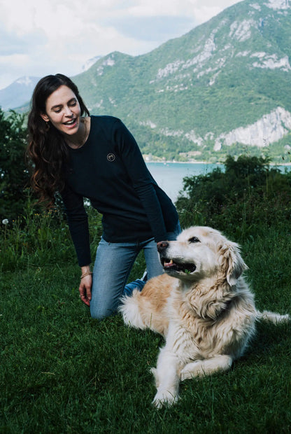 T-shirt de grossesse et allaitement avec manches longues, en coton bleu marine, de la marque LIMKY.
Un t-shirt maternité polyvalent qui accompagne les jeunes et futures mamans à chaque étape de la maternité : grossesse, allaitement, post-partum. Grâce aux soufflets et aux zips invisibles, le confort est optimal après l'accouchement, et l'accès au sein est facilité pour allaiter discrètement. Un vêtement de qualité, fabriqué au Portugal, avec une broderie au coeur.  Un cadeau de naissance pour baby shower.