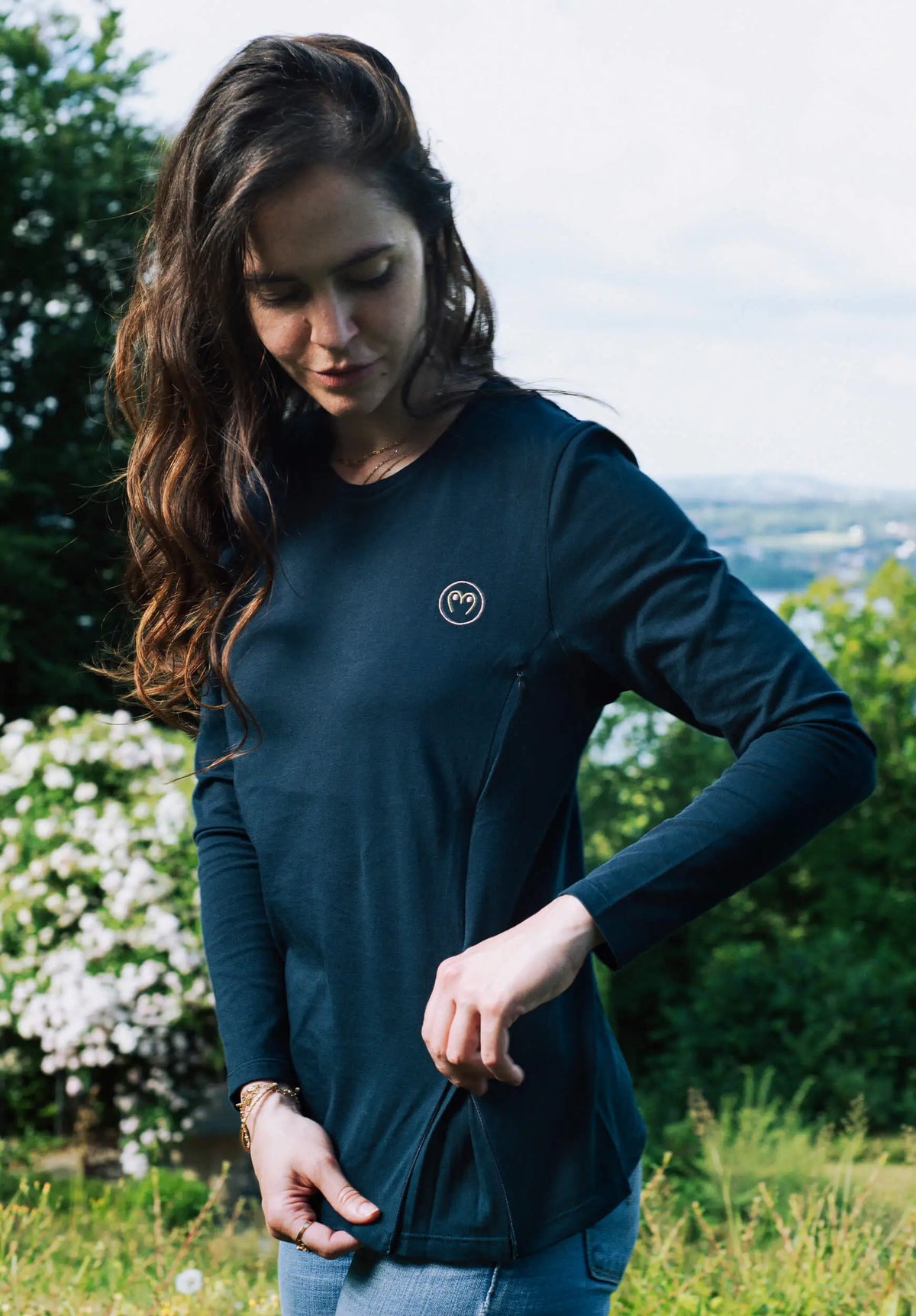 T-shirt de grossesse et allaitement avec manches longues, en coton bleu marine, de la marque LIMKY.
Un t-shirt maternité polyvalent qui accompagne les jeunes et futures mamans à chaque étape de la maternité : grossesse, allaitement, post-partum. Grâce aux soufflets et aux zips invisibles, le confort est optimal après l'accouchement, et l'accès au sein est facilité pour allaiter discrètement. Un vêtement de qualité, fabriqué au Portugal, avec une broderie au coeur.  Un cadeau de naissance pour baby shower.