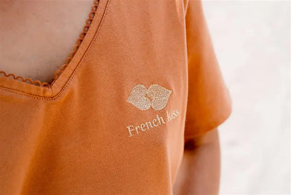 T-shirt Allaitement de couleur marron de la marque LIMKY. Le t-shirt possède des zips solides et discrets faciles à ouvrir d'une main. Pour un look maternité tendance et féminin le t-shirt possèdes une broderie au coeur "French Kiss" ainsi qu'un décolleté col V avec de la fine dentelle ainsi qu'un décolleté V dans le dos pour un effet dos nu. 