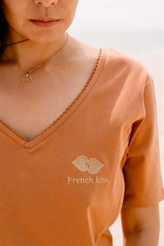 T-shirt Allaitement de couleur marron de la marque LIMKY. Le t-shirt possède des zips solides et discrets faciles à ouvrir d'une main. Pour un look maternité tendance et féminin le t-shirt possèdes une broderie au coeur 