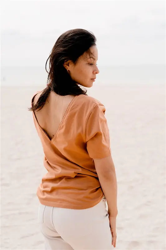 T-shirt Allaitement de couleur marron de la marque LIMKY. Le t-shirt possède des zips solides et discrets faciles à ouvrir d'une main. Pour un look maternité tendance et féminin le t-shirt possèdes une broderie au coeur "French Kiss" ainsi qu'un décolleté col V avec de la fine dentelle ainsi qu'un décolleté V dans le dos pour un effet dos nu. 