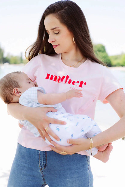 T-shirt d'allaitement rose LIMKY, en coton et fabriqué au Portugal.
Ce t-shirt printé en rouge "Mother Stories" est doté de grandes ouvertures avec zips solides, discrets et faciles à ouvrir d'une seule main pour nourrir bébé au sein rapidement, facilement et discrètement.
Un vêtement d'allaitement de qualité que les mamans auront plaisir à porter même après le post-partum. Une idée cadeau de naissance idéale à offrir pour une baby shower.