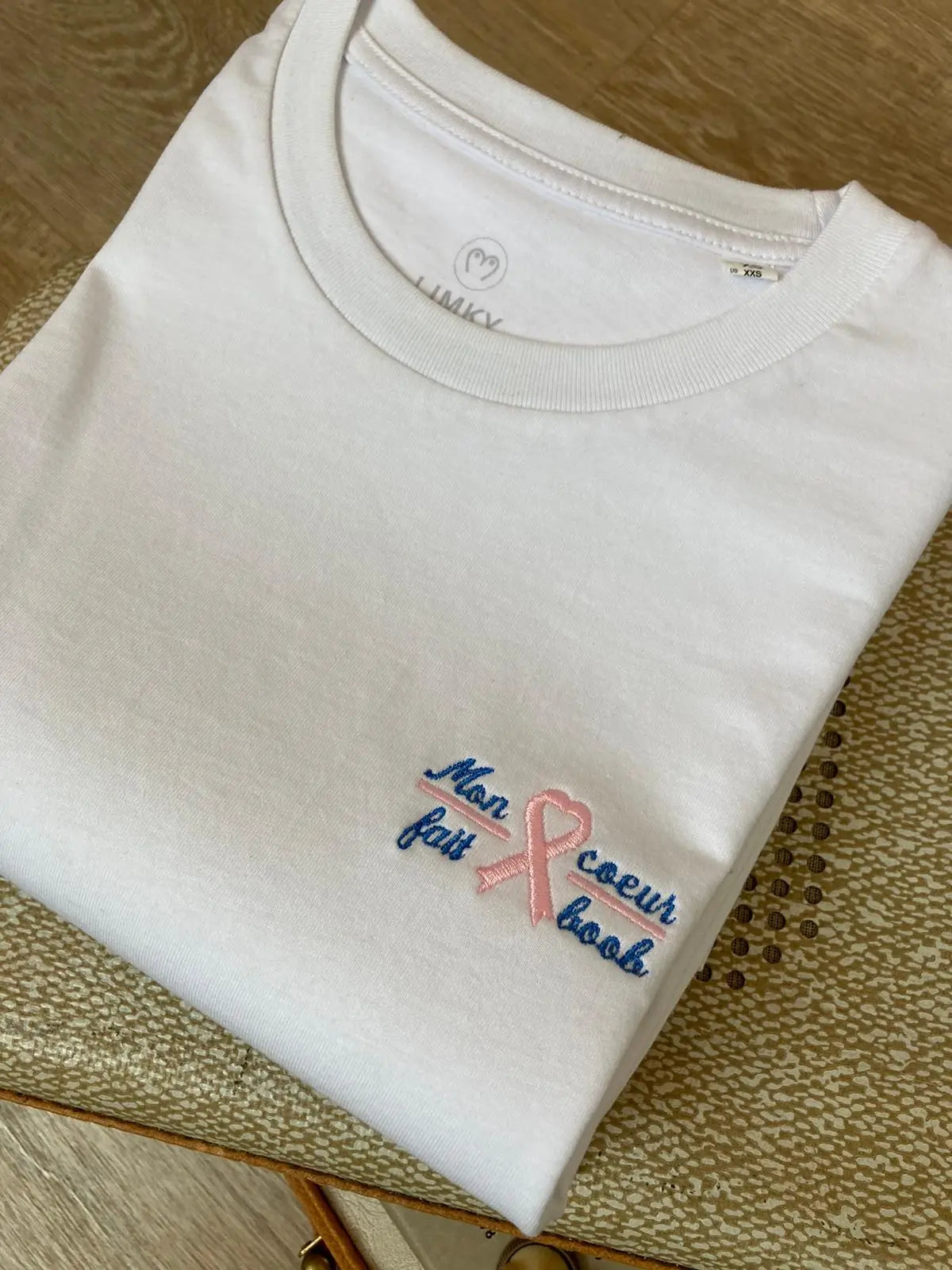 T-shirt unisexe pour octobre rose LIMKY "Mon coeur fait boob" en coton ultra doux effet " afin de sensibiliser au dépistage du cancer du sein.
Un t-shirt idéal à acheter et à porter en octobre pour soutenir les malades du cancer du sein. une partie des bénéfices est reversé à l'association skin qui oeuvre au quotidien pour les personnes atteintes de cette maladie.