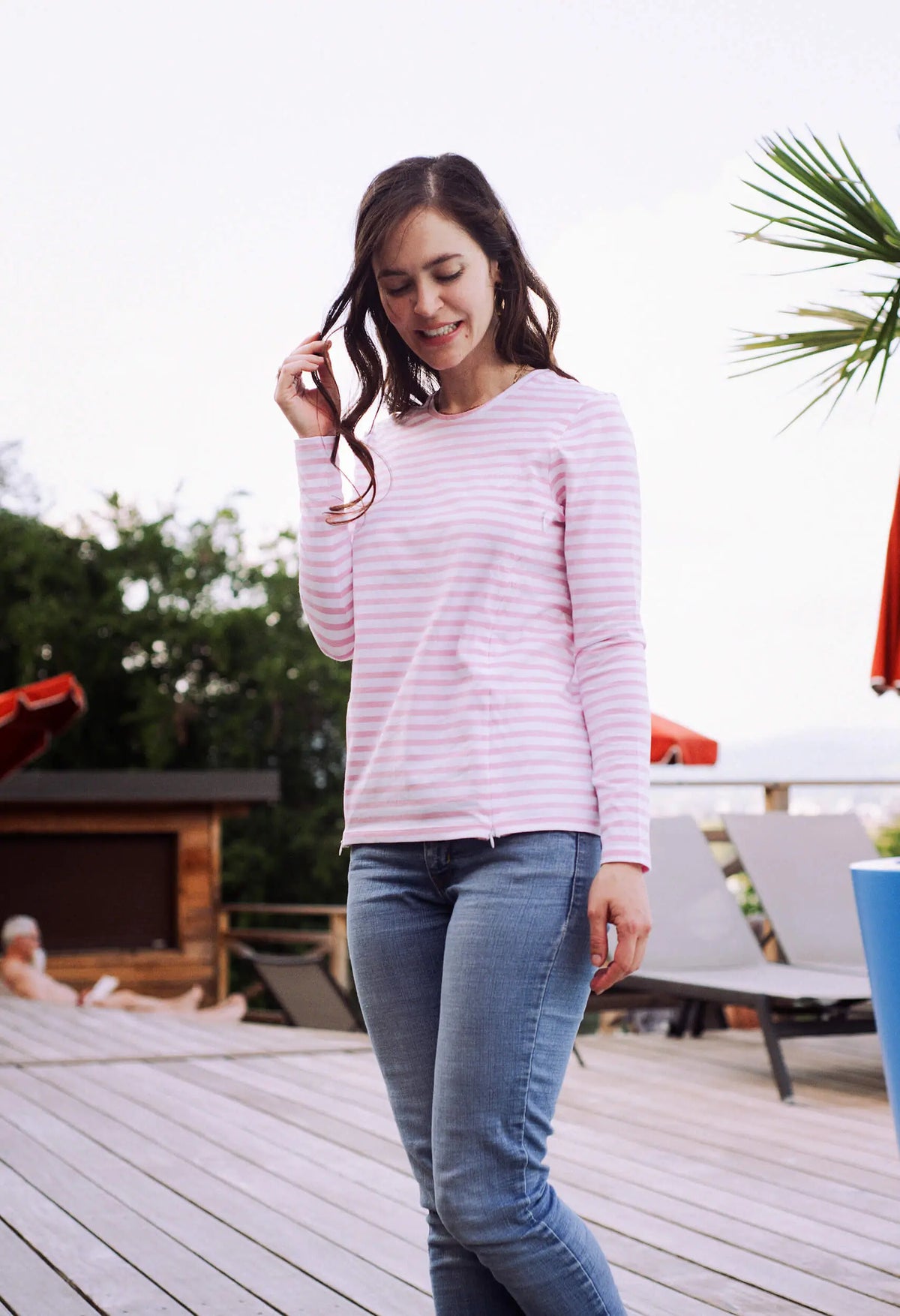 T-shirt d'allaitement en marinière rose pour la grossesse et l'allaitement, de la marque LIMKY.
Une marinière de maternité polyvalente qui habille les jeunes et futures mamans à chaque étape de leur maternité : grossesse, allaitement, post-partum.
Grâce aux zips solides, discrets et faciles à ouvrir d'une seule main les mamans peuvent allaiter discrètement bébé. Une idée de cadeau de naissance idéale lors du baby shower !