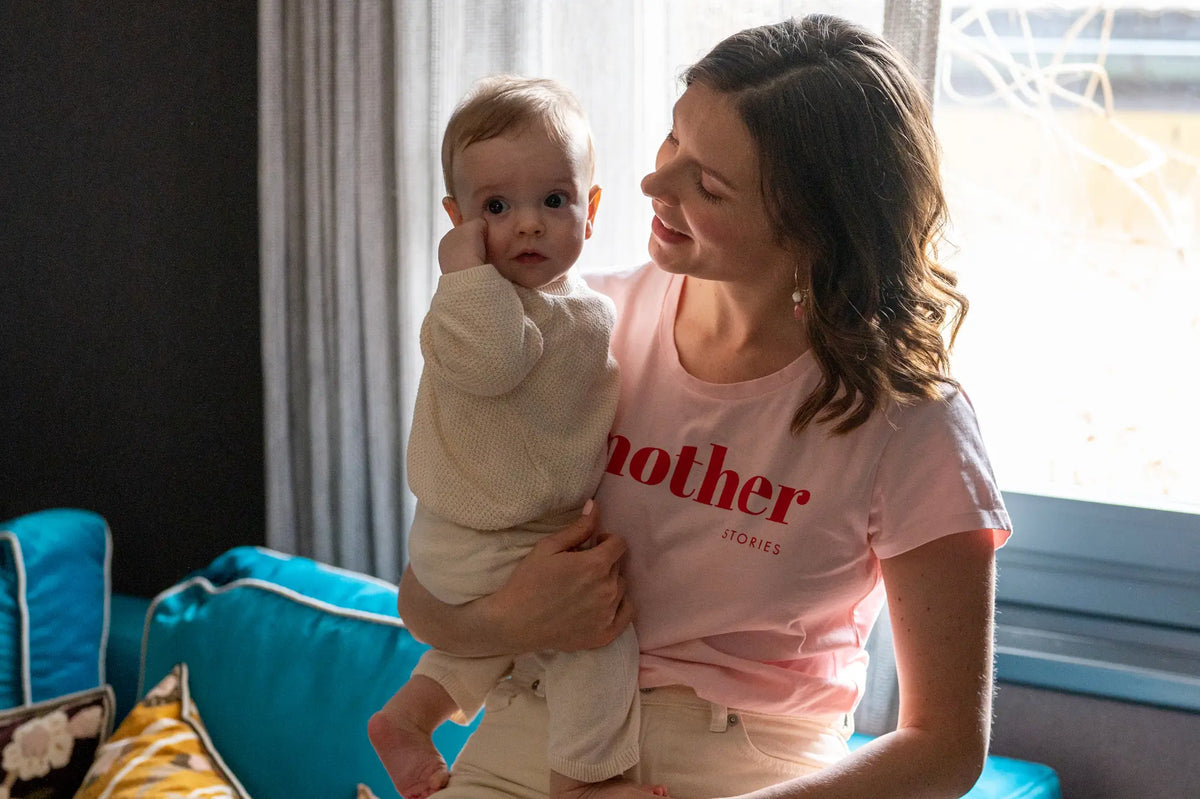 T-shirt pour maman rose LIMKY "Mother Stories" en coton ultra doux effet "peau de pêche".
 Ce t-shirt au col rond est 100% coton et est fabriqué au Portugal.
Cet t-shirt maternité spécialement conçu pour embellir le quotidien des mamans et affirmer le nouveau rôle de maman et créer du lien avec d'autres mamans.
Un t-shirt original, tendance et de qualité que les mamans auront plaisir à porter tout au long de leur maternité. Une idée cadeau de naissance idéale à offrir pour une baby shower.