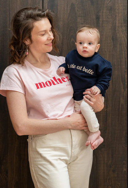 T-shirt pour maman rose LIMKY "Mother Stories" en coton ultra doux effet "peau de pêche".
 Ce t-shirt au col rond est 100% coton et est fabriqué au Portugal.
Cet t-shirt maternité spécialement conçu pour embellir le quotidien des mamans et affirmer le nouveau rôle de maman et créer du lien avec d'autres mamans.
Un t-shirt original, tendance et de qualité que les mamans auront plaisir à porter tout au long de leur maternité. Une idée cadeau de naissance idéale à offrir pour une baby shower.
