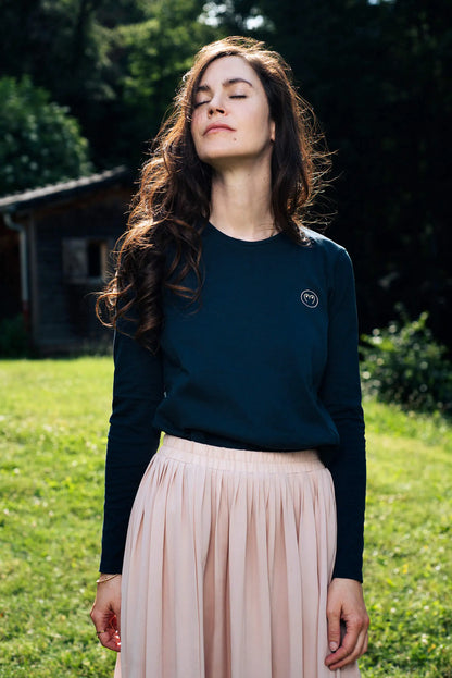 T-shirt de grossesse et allaitement avec manches longues, en coton bleu marine, de la marque LIMKY.
Un t-shirt maternité polyvalent qui accompagne les jeunes et futures mamans à chaque étape de la maternité : grossesse, allaitement, post-partum. Grâce aux soufflets et aux zips invisibles, le confort est optimal après l'accouchement, et l'accès au sein est facilité pour allaiter discrètement. Un vêtement de qualité, fabriqué au Portugal, avec une broderie au coeur.  Un cadeau de naissance pour baby shower.