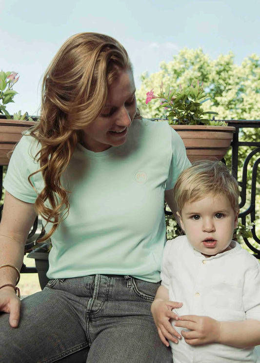 T-shirt de grossesse et allaitement en coton vert eau, de la marque LIMKY.
Un vêtement maternité polyvalent qui accompagne les jeunes et futures mamans à chaque étape de leur maternité : grossesse, allaitement, post-partum. Grâce aux zip, l'accès au sein est facile et permet d'allaiter discrètement et facilement sans se découvrir. Un vêtement de qualité, fabriqué au Portugal, avec une jolie broderie au coeur. Une idée de cadeau de naissance idéale à offrir lors d'une baby shower.