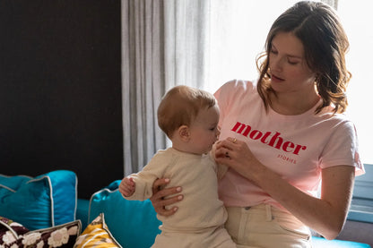 T-shirt pour maman rose LIMKY "Mother Stories" en coton ultra doux effet "peau de pêche".
 Ce t-shirt au col rond est 100% coton et est fabriqué au Portugal.
Cet t-shirt maternité spécialement conçu pour embellir le quotidien des mamans et affirmer le nouveau rôle de maman et créer du lien avec d'autres mamans.
Un t-shirt original, tendance et de qualité que les mamans auront plaisir à porter tout au long de leur maternité. Une idée cadeau de naissance idéale à offrir pour une baby shower.