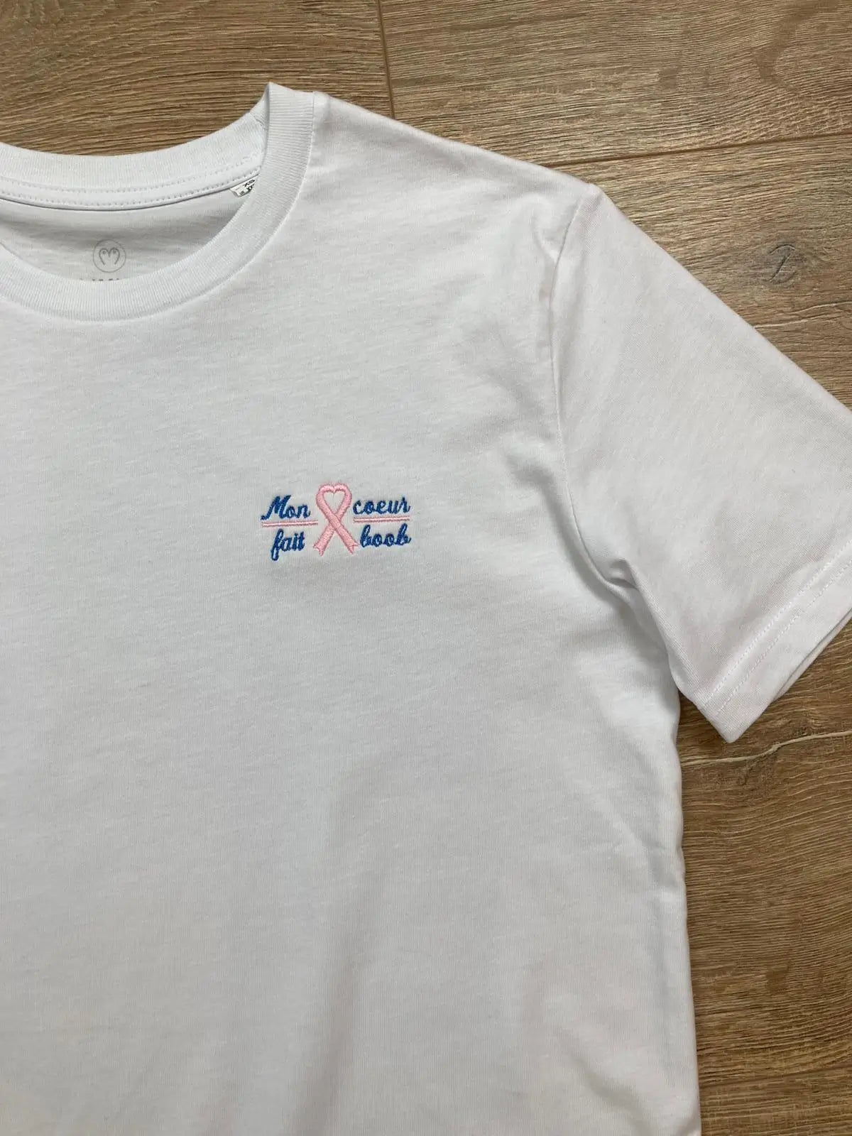 T-shirt unisexe pour octobre rose LIMKY "Mon coeur fait boob" en coton ultra doux effet " afin de sensibiliser au dépistage du cancer du sein.
Un t-shirt idéal à acheter et à porter en octobre pour soutenir les malades du cancer du sein. une partie des bénéfices est reversé à l'association skin qui oeuvre au quotidien pour les personnes atteintes de cette maladie.
