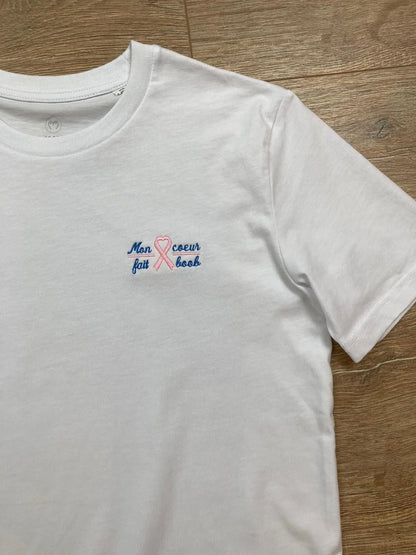 T-shirt unisexe pour octobre rose LIMKY "Mon coeur fait boob" en coton ultra doux effet " afin de sensibiliser au dépistage du cancer du sein.
Un t-shirt idéal à acheter et à porter en octobre pour soutenir les malades du cancer du sein. une partie des bénéfices est reversé à l'association skin qui oeuvre au quotidien pour les personnes atteintes de cette maladie.