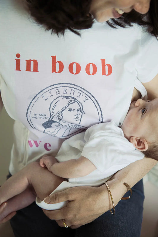T-shirt d'allaitement en coton blanc de la marque LIMKY.
Un t-shirt d'allaitement doté de zips solides, discrets, et faciles à ouvrir d'une seule main pour que les mamans puissent allaiter discrètement et facilement bébé. Elle possède une broderie un print coloré "in boob we trust". Fabriqué au Portugal e de qualité, c'est une idée de cadeau de naissance idéale lors du baby shower !