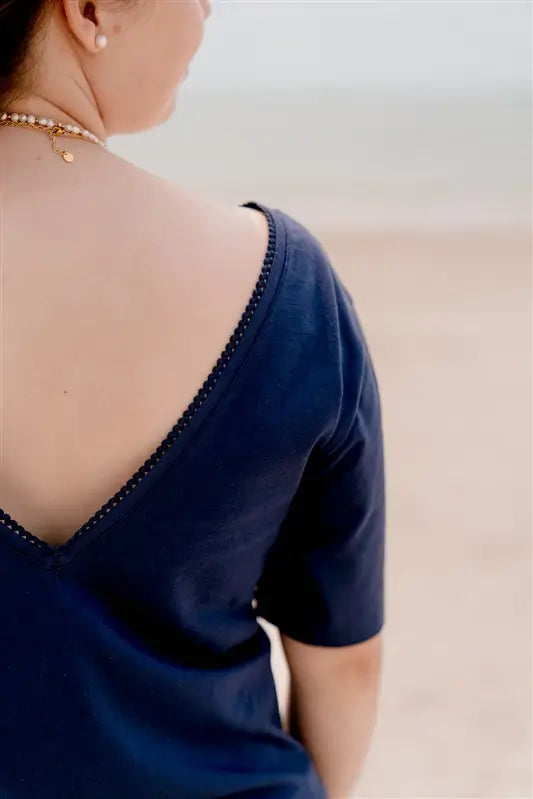 T-shirt d'allaitement LIMKY en coton, avec une encolure en décolleté col V avec de la fine dentelle. Ce t-shirt d'allaitement propose des glissières avec des zips pour allaiter facilement et discrètement bébé. Le t-shirt possède également une jolie broderie au coeur "Amour is French".