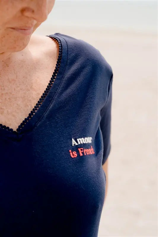 T-shirt d'allaitement LIMKY en coton, avec une encolure en décolleté col V avec de la fine dentelle. Ce t-shirt d'allaitement propose des glissières avec des zips pour allaiter facilement et discrètement bébé. Le t-shirt possède également une jolie broderie au coeur "Amour is French".